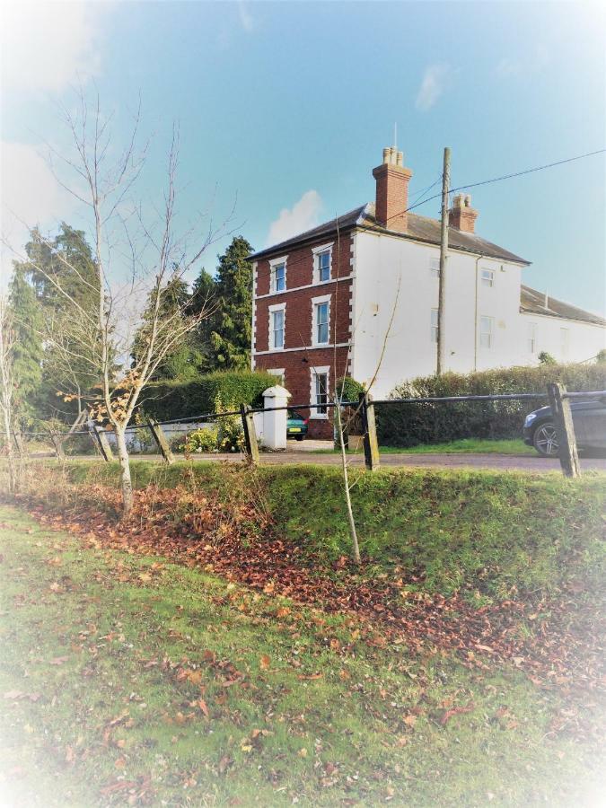 The Lodge At Heathfield 레드베리 외부 사진